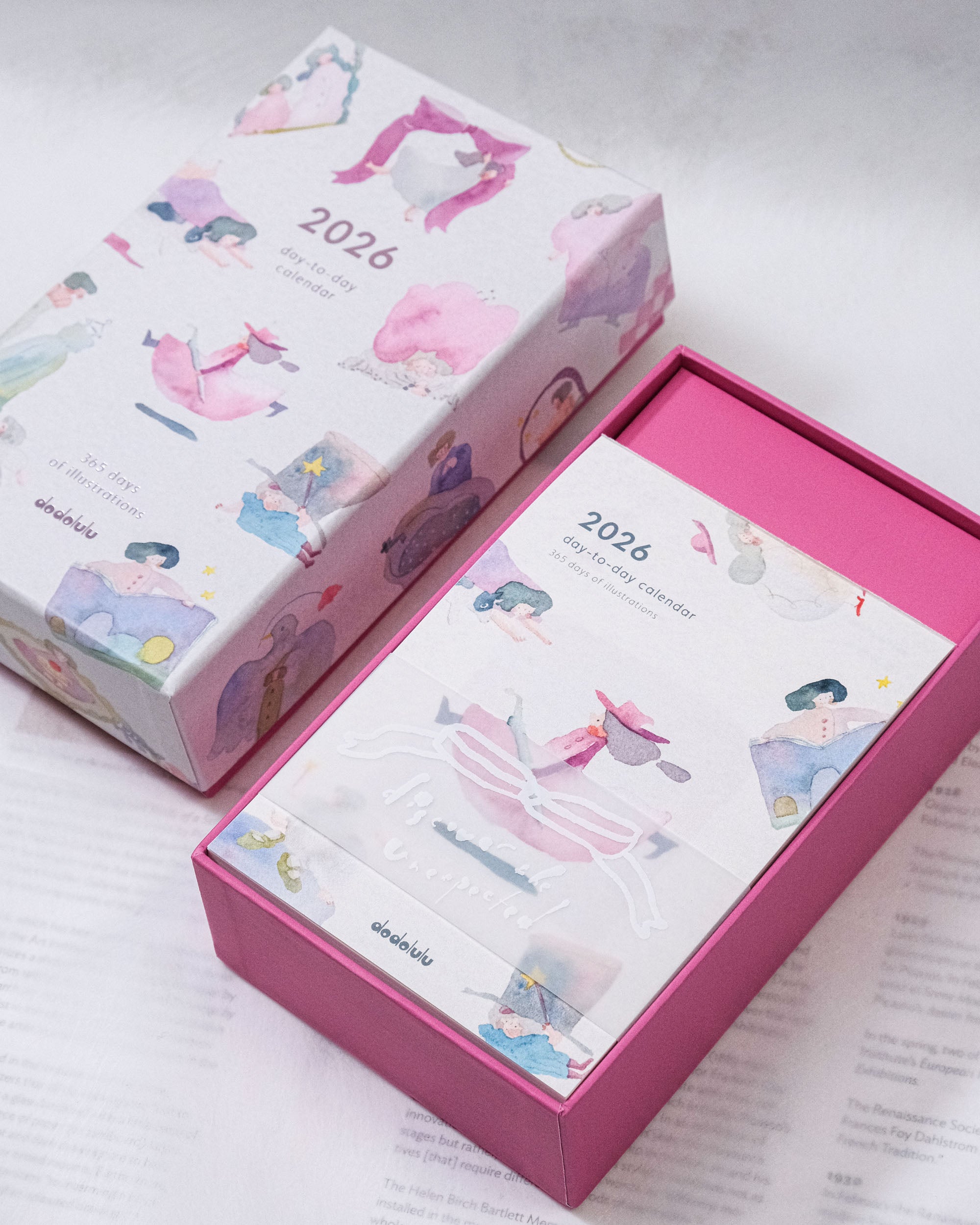 dodolulu 2026 卓上カレンダー　365日のgirls Dodolulu 2026 Daily Desk Calendar with Illustrations