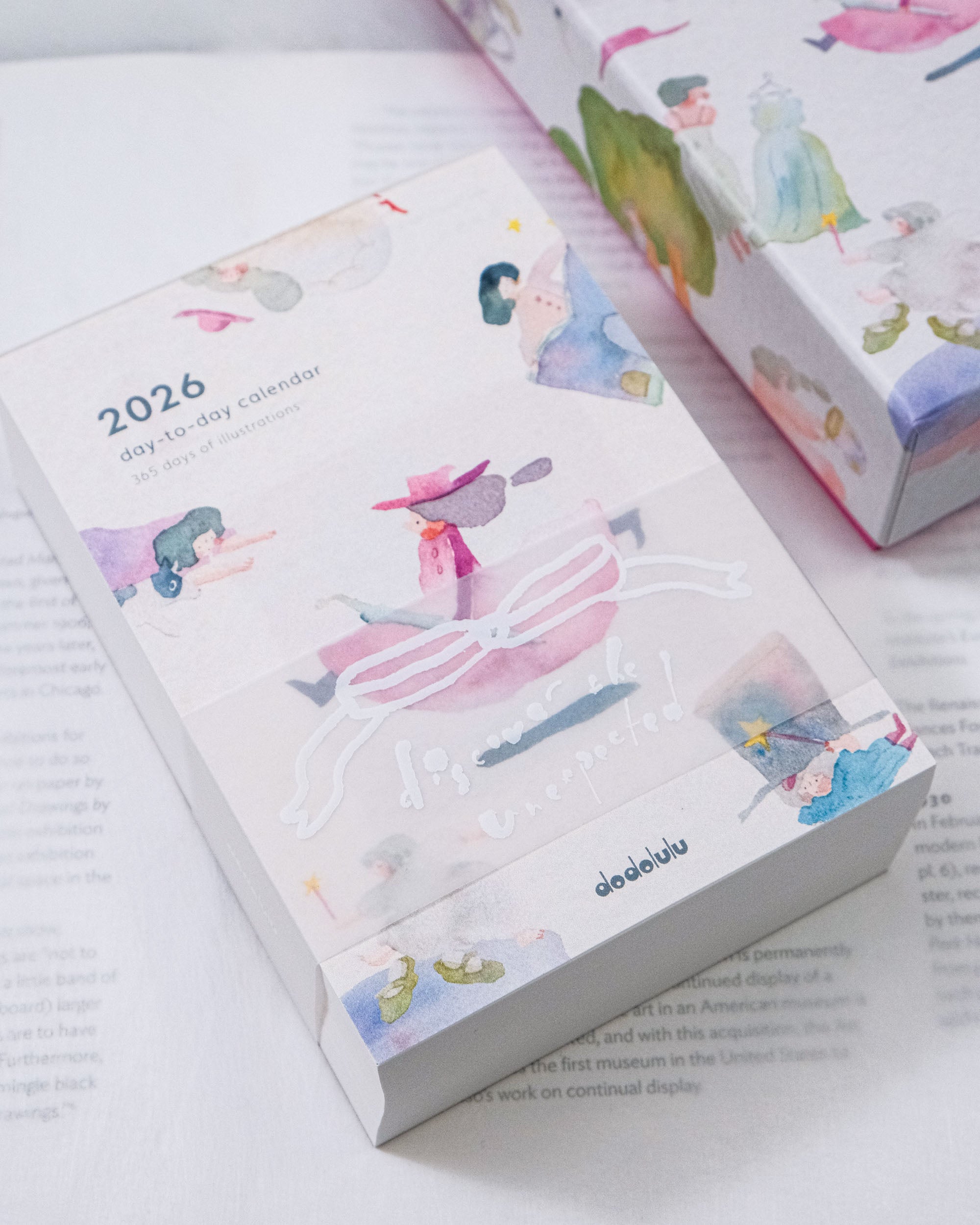 dodolulu 2026 卓上カレンダー　365日のgirls 2026 Daily Desk Calendar with Illustrations and Daily Prompt